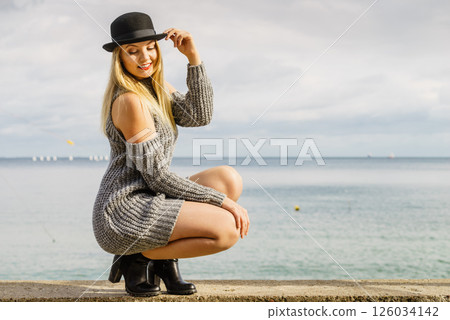 Woman wearing fedora and jumper outdoor 126034142