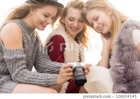 Photographer showing fashion models photos 126034145