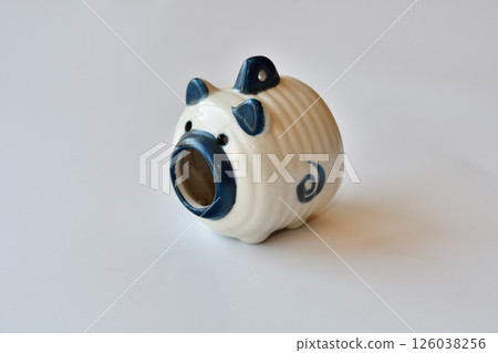 A summer tradition: a pig-shaped pot for mosquito coils A summer tradition: a pig-shaped pot for mosquito coils 126038256