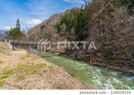 Oshikomi Bridge, a suspension bridge on the downstream side of the Hime River at Oide Park in Hakuba Village, Nagano Prefecture 126038534
