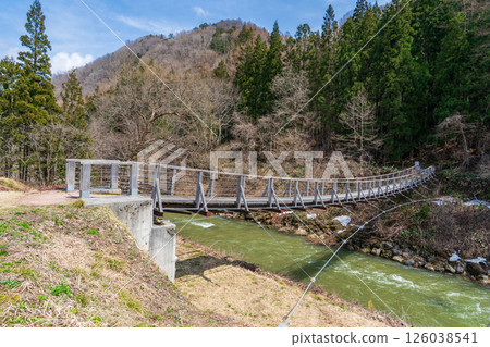 押込橋橋,是長野縣白馬村大出公園姬川下游的一座吊橋。 押込橋橋,是長野縣白馬村大出公園姬川下游的一座吊橋。 126038541