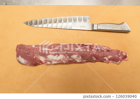 用不銹鋼刀在砧板上切豬裡肌 用不銹鋼刀在砧板上切豬裡肌 126039040