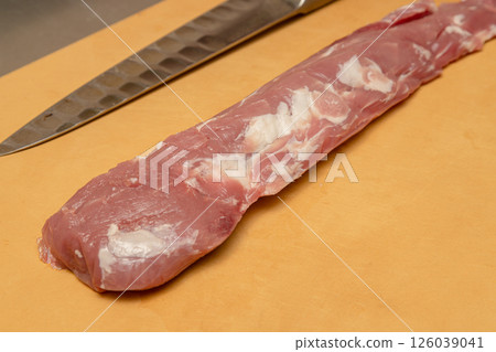 用不銹鋼刀在砧板上切豬裡肌 126039041