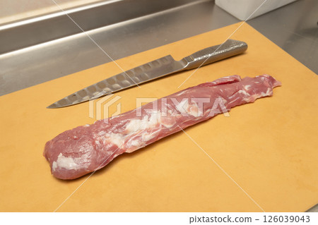 用不銹鋼刀在砧板上切豬裡肌 126039043