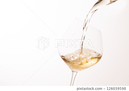 Pour white wine into the glass Pour white wine into the glass 126039598