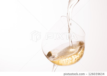 Pour white wine into the glass 126039634
