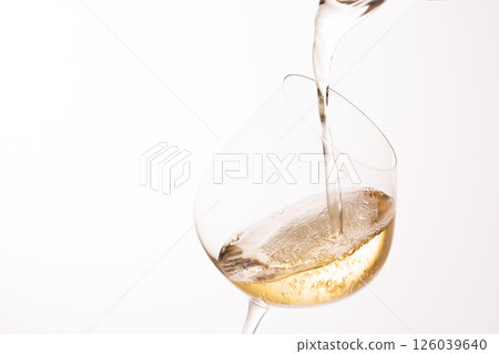 將白葡萄酒倒入玻璃杯中 將白葡萄酒倒入玻璃杯中 126039640