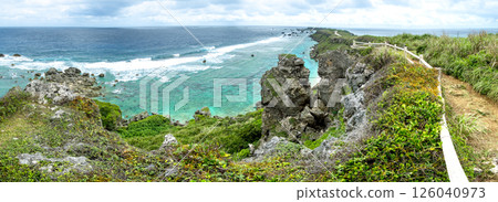 Panoramic photo of the vibrant coastline of Higashi-Hennazaki, Miyako Island 126040973