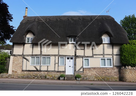 Thatched roof house in Prestbury, Cheltenham 126042228