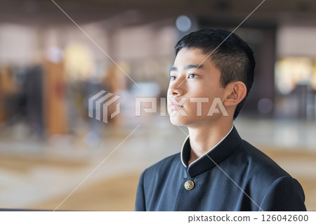 A male junior high school student with a serious expression 126042600