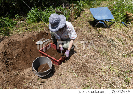 耕種荒地的婦女 移居農村的人們 耕種荒地的婦女 移居農村的人們 126042689