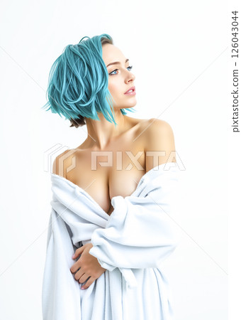 身穿浴袍、藍頭髮的年輕女子 身穿浴袍、藍頭髮的年輕女子 126043044