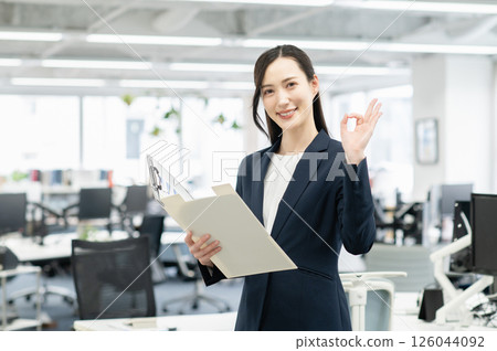 在辦公室工作的年輕女商人 126044092
