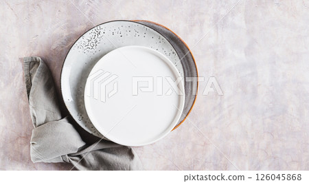 Diet and fasting concept, empty plates on light top view web banner 126045868