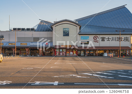 Morning view of the Fujikawa Service Area in Fuji City (Shizuoka Prefecture) Morning view of the Fujikawa Service Area in Fuji City (Shizuoka Prefecture) 126046758