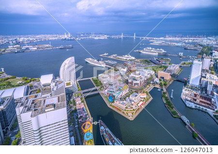 四艘豪華遊輪停靠在日本橫濱市。挪威號、裡維埃拉號、鑽石號、伊莉莎白女王號 四艘豪華遊輪停靠在日本橫濱市。挪威號、裡維埃拉號、鑽石號、伊莉莎白女王號 126047013