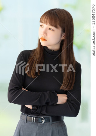 一位年輕女子/女商人交叉雙臂思考 126047570