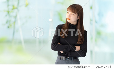 一位年輕女子/女商人交叉雙臂思考 126047571
