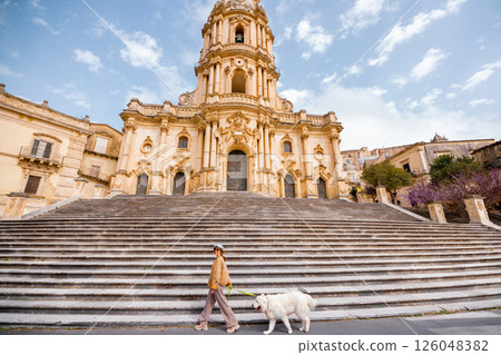 Walking by San Giorgio Cathedral in Modica 126048382