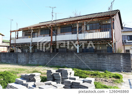 昭和時代的一棟公寓大樓因道路改善工程而計劃拆除 126048860