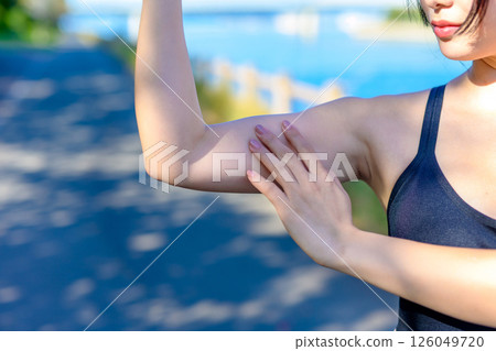 Cool woman exercising under the blue sky, biceps, exercise, movement, self-confidence 126049720
