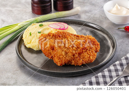 Chicken schnitzel with mashed potatoes Chicken schnitzel with mashed potatoes 126050401