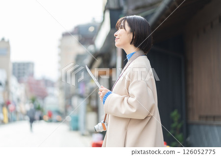 一位女士正在操作平板電腦 一位女士正在用平板電腦觀光 126052775