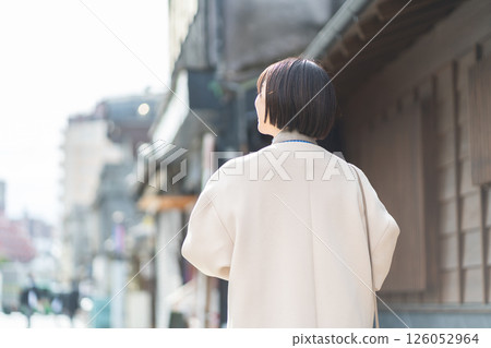 一個女人邊走邊吃，一個女人觀光，一個女人，一次旅行，一個微笑，一個人的旅行，一張紀念照 126052964