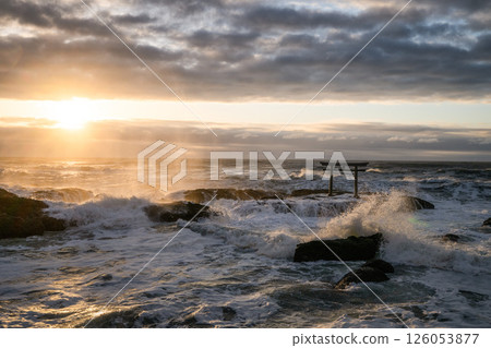 日出後，波濤洶湧的大海和上磯的鳥居 126053877