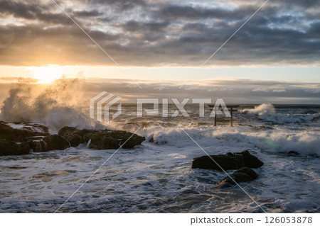 日出後，波濤洶湧的大海和上磯的鳥居 126053878