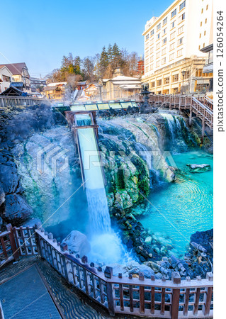 群馬縣草津町吾妻郡草津溫泉湯畑早晨的湯瀧瀑布 126054264