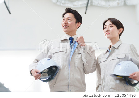 一名身穿工作服、手持頭盔的承包商 一名身穿工作服、手持頭盔的承包商 126054486