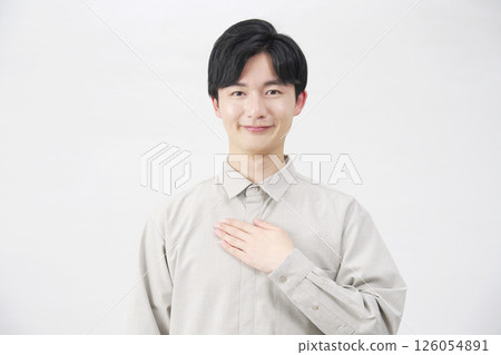 手放在胸口的男人，20 多歲，白色背景，肖像 126054891