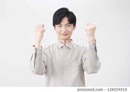 20 多歲男子，握拳，白色背景 126054919