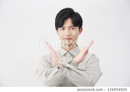 男人用手臂做出十字手勢，20 多歲，白色背景 126054920