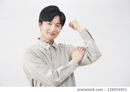 男性二頭肌姿勢，20 多歲，白色背景 126054931