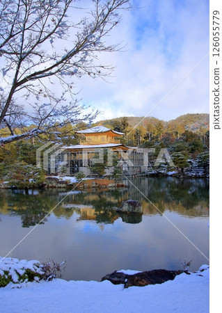 京都清晨的金閣寺被白雪覆蓋 126055779