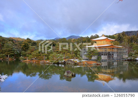 京都清晨的金閣寺被白雪覆蓋 126055790
