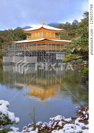 京都清晨的金閣寺被白雪覆蓋 126055799