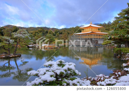 京都清晨的金閣寺被白雪覆蓋 126055800