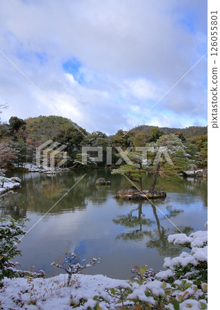 京都清晨的金閣寺被白雪覆蓋 京都清晨的金閣寺被白雪覆蓋 126055801