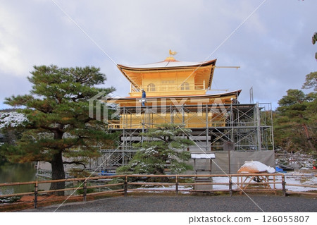 京都清晨的金閣寺被白雪覆蓋 126055807