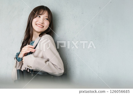 穿著西裝、拎著包包走路的年輕亞洲女性(辦公室休閒服) 穿著西裝、拎著包包走路的年輕亞洲女性(辦公室休閒服) 126056685