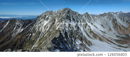 初冬時節北阿爾卑斯山和槍穗高山橫斷面的初雪全景 126056803