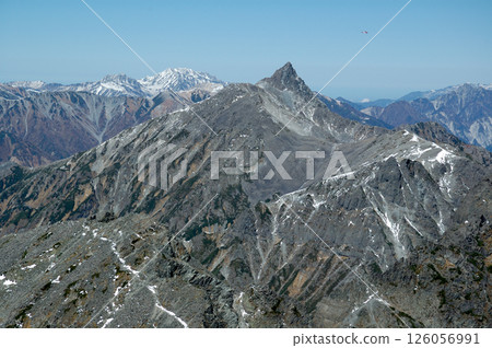 A panorama of the Northern Alps covered with their first snow, and the Yari-Hotaka traverse in early winter (telephoto zoom) 126056991