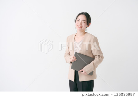 一個20多歲的女人，穿著西裝 126056997