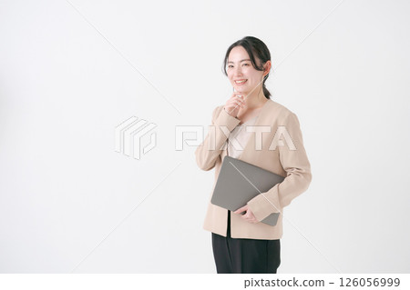 一個20多歲的女人，穿著西裝 126056999