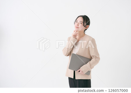 一個20多歲的女人,穿著西裝 一個20多歲的女人,穿著西裝 126057000