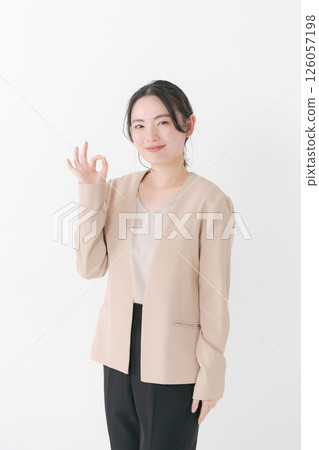 一個20多歲的女人，穿著西裝 126057198