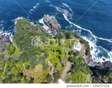 岩手縣黑崎燈塔，建於海拔 130 公尺的懸崖上，俯瞰白色 126057228